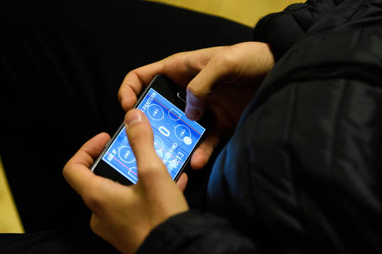 En telefon med en app för statistiken