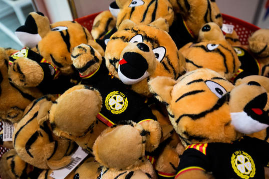 Mjuksdjur med Brynäs klubbtröja i souvenirbutik innan