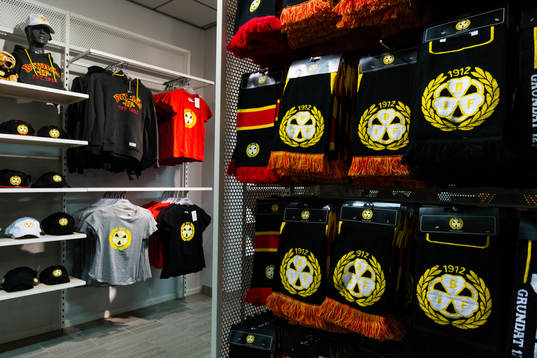 Halsdukar hänger i Brynäs souvenirbutik innan