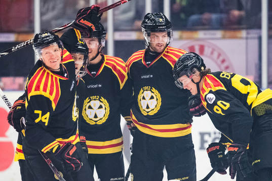 Brynäs Nicklas Danielsson (till vänster) jublar med