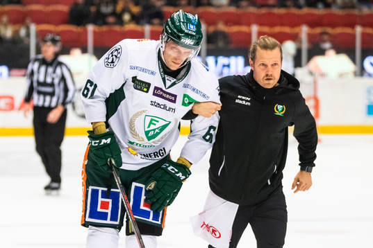 Färjestads Johan Ryno hjälps av plan