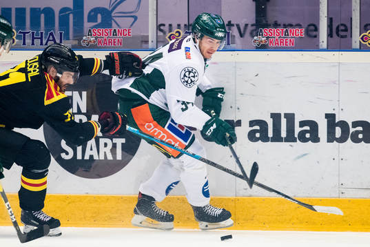 Brynäs Robert Kousal i kamp om pucken med Färjestads