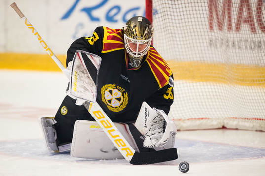 Brynäs målvakt Tomi Karhunen med en räddning