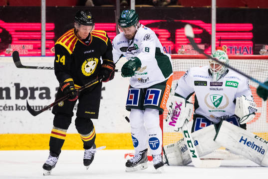 Brynäs Johan Alcén i kamp om pucken med Färjestads Robin