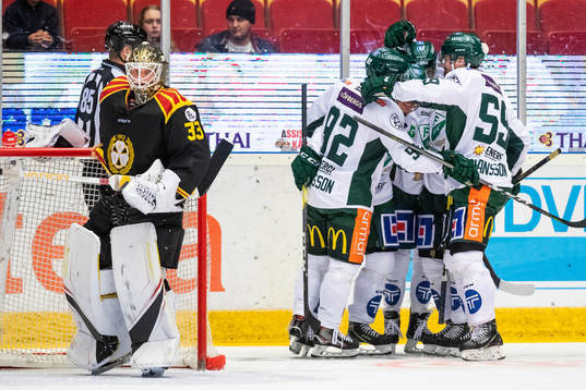 Färjestads Sebastian Erixon jublar med lagkamrater