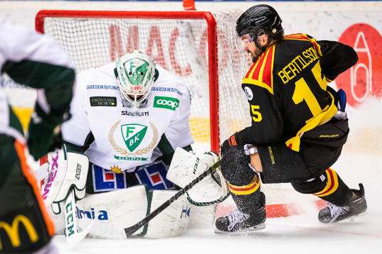Brynäs Simon Bertilsson oroar framför Färjestads