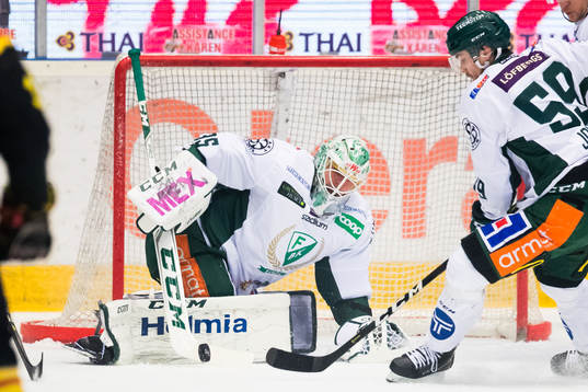 Brynäs målvakt David Rautio med en räddning