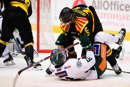 Brynäs Simon Bertilsson håller ner Färjestads Johan Ryno