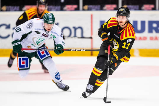 Färjestads Tomi Sallinen jagar Brynäs Joel Kellman