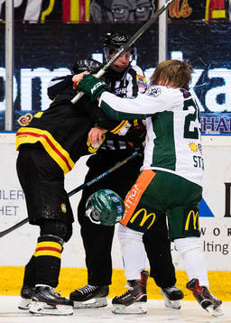 Brynäs Robert Kousal i slagsmål med Färjestads Oskar