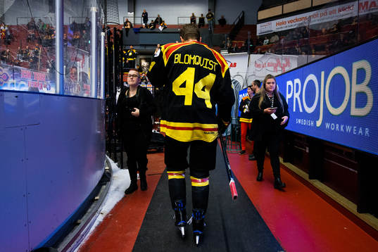 Brynäs Jacob Blomqvist lämnar uppvärmningen