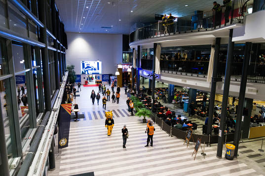 Foajén i Gavlerinken Arena innan ishockeymatchen i SHL