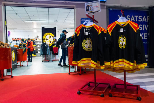Brynäs matchtröjor hänger utanför Brynäs supportershop