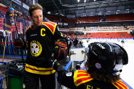 Brynäs Jacob Blomqvist hälsar på matchknattarna innan
