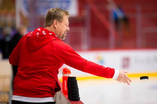 Timrås materialförvaltare Anders Huss slänger ut puckar
