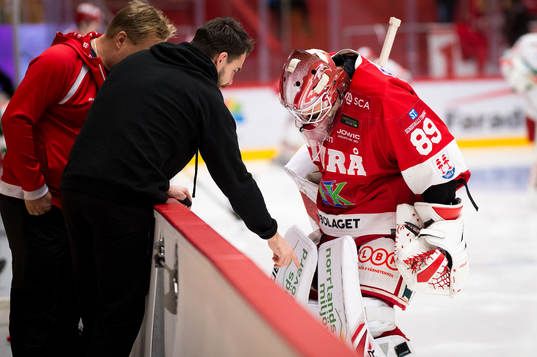 Timrås målvakt Niklas Svedberg diskuterar med