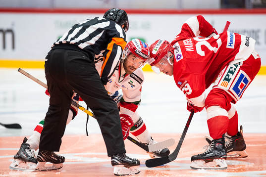 Moras Andrew Rowe och Timrås Morten Madsen tekar