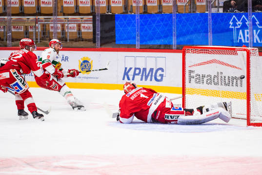 Moras Andrew Rowe gör 1-0 på Timrås målvakt Victor