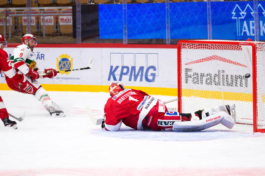 Moras Andrew Rowe gör 0-1 bakom Timrås målvakt Victor