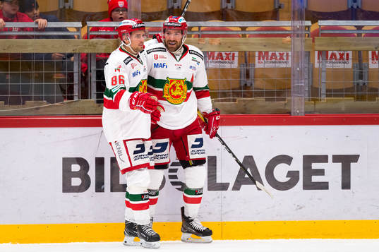 Moras Andrew Rowe och Mathias Bromé jublar