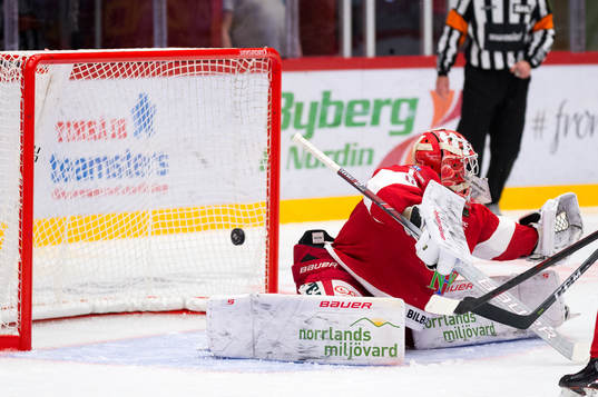 Timrås målvakt Victor Brattström släpper in 2-2 målet