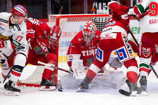 Moras Michael Keränen och Timrås Hampus Larsson framför