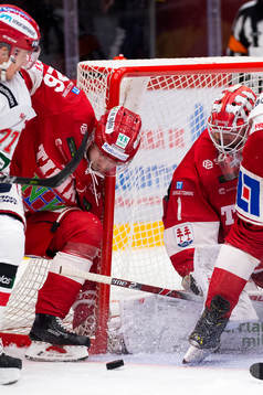 Moras Michael Keränen och Timrås Hampus Larsson framför