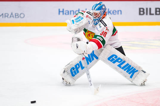 Moras målvakt Robin Christoffersson slår undan pucken