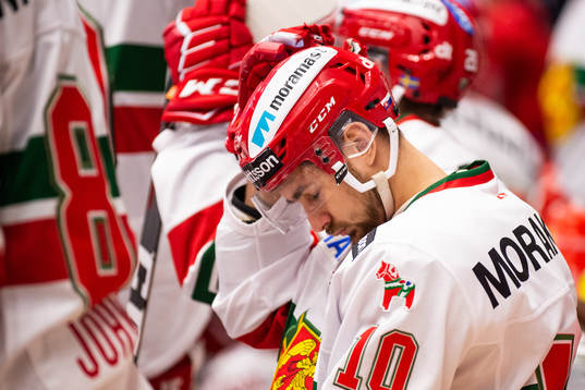 Moras Matej Galbavy deppar §under ishockeymatchen i SHL