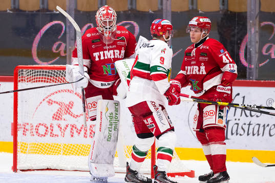 Timrås målvakt Victor Brattström jublar bakom Moras