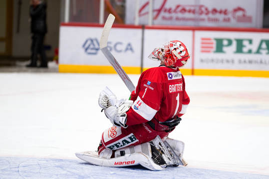 Timrås målvakt Victor Brattström jublar