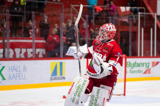 Timrås målvakt Victor Brattström jublar