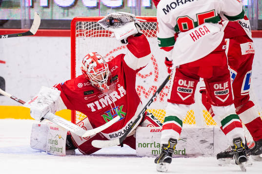 Timrås målvakt Victor Brattström med räddning
