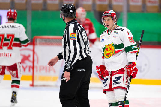 Moras Michael Haga diskuterar med domaren