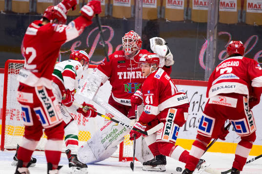 Timrås målvakt Victor Brattström jublar