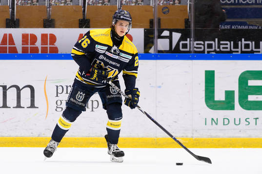 s Max Wennlund värmer upp innan ishockeymatchen i SHL
