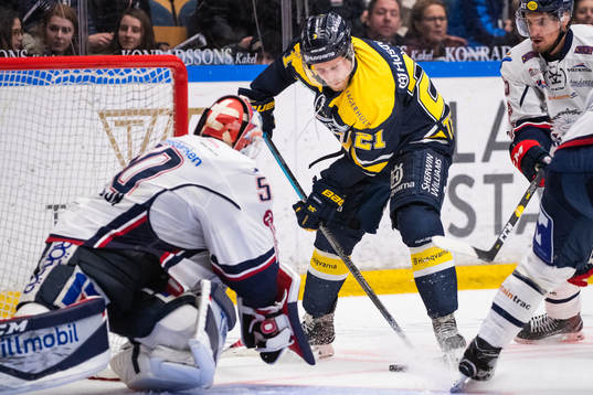 s Mattias Tedenby oroar framför Linköpings målvakt Jonas
