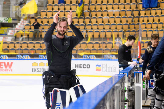 Linköpings målvakt Jonas Gustavsson tackar publiken