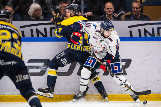 s Mikko Lehtonen och Linköpings James Wright i kamp om