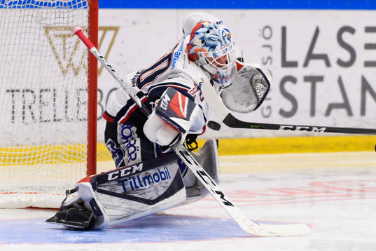 Linköpings målvakt Jonas Gustavsson räddar ett skott