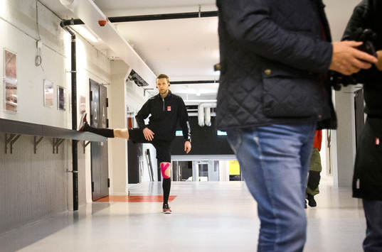 Örebros målvakt Eero Kilpeläinen värmer upp