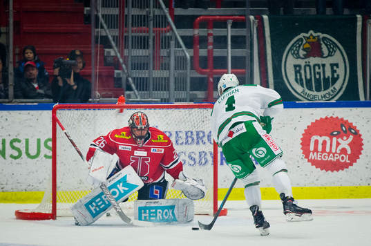 Rögles Kodie Curran gör 0-1 på straff