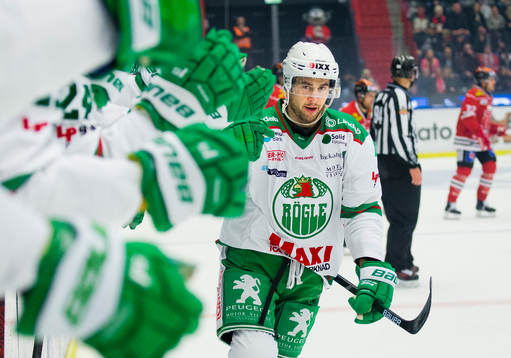 Rögles Kodie Curran gör 0-1 på straff och jublar
