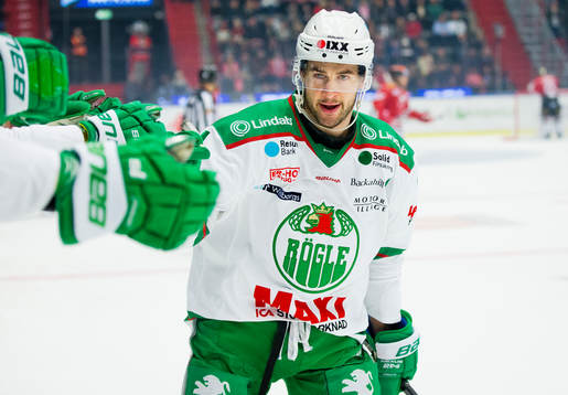 Rögles Kodie Curran gör 0-1 på straff och jublar