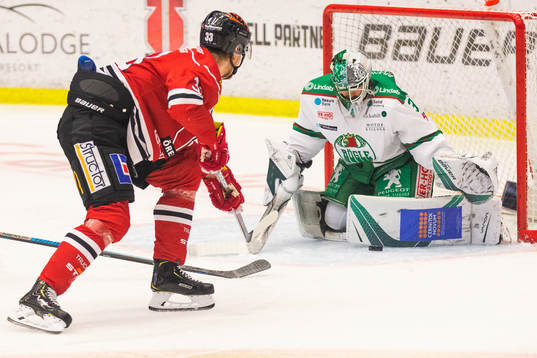 Örebros Christopher Mastomäki utmanar Rögles målvakt