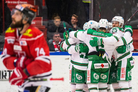 Rögles Taylor Matson jublar med lagkamrater