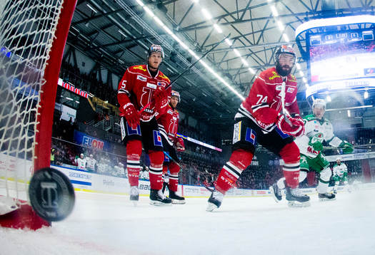 Örebros Gustav Backström och Nick Ebert ser 0-1 pucken