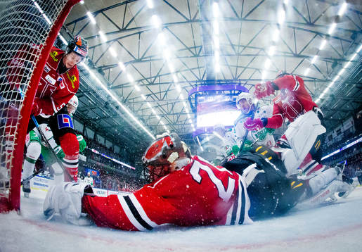 Örebros målvakt Stefan Steen blocker pucken
