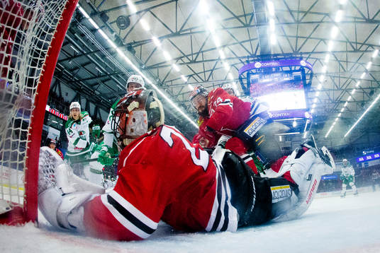 Pucken går över huvudet på Örebros målvakt Stefan Steen