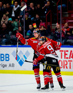 Örebros Tylor Spink gör 1-2 och jublar med Christopher